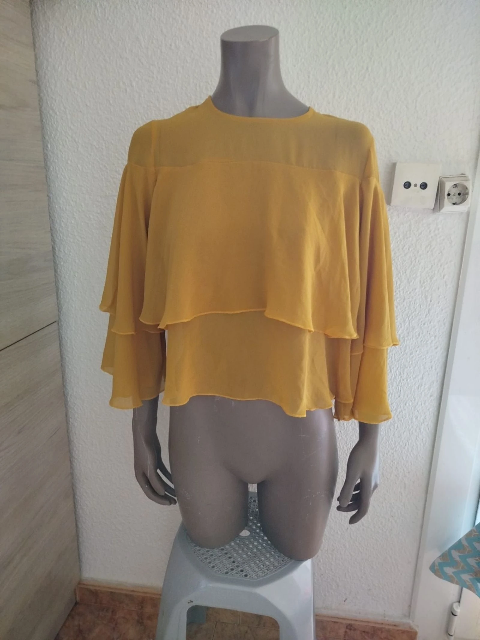Blusa con mangas acampanadas mostaza marca linu talla s 💛